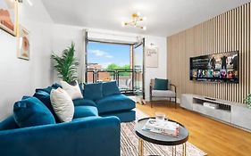 Luxe City Centre Apartment - 2 Bedroom - Secure Parking - Balcony - Top Rated -11A